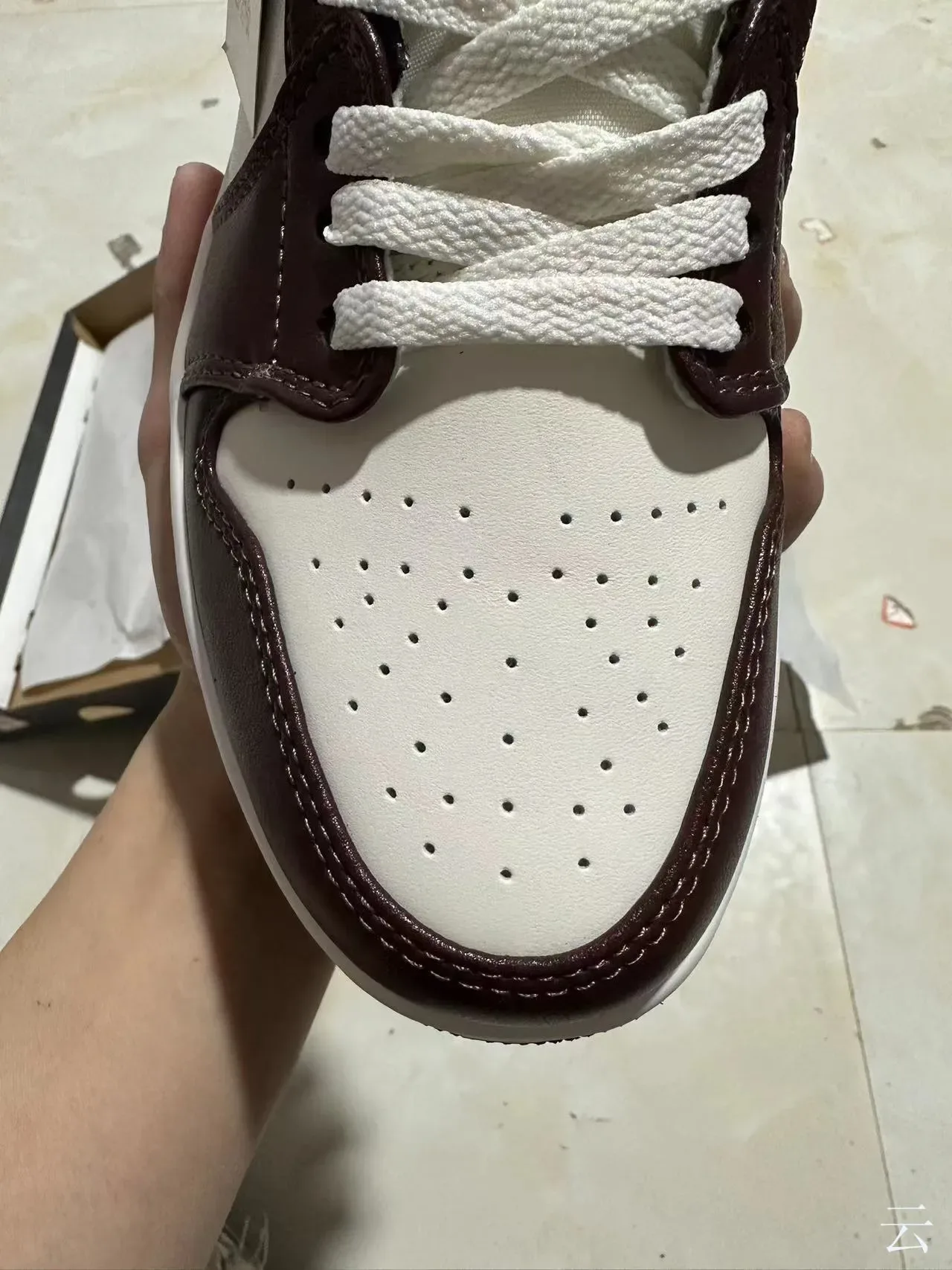 Nike Air Jordan 1 Low Bordeaux et Blanc Sneakers Lifestyle 6