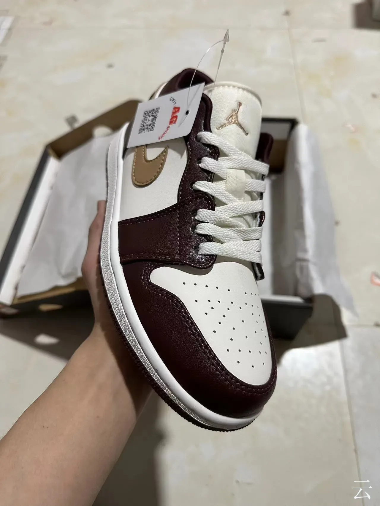 Nike Air Jordan 1 Low Bordeaux et Blanc Sneakers Lifestyle 7