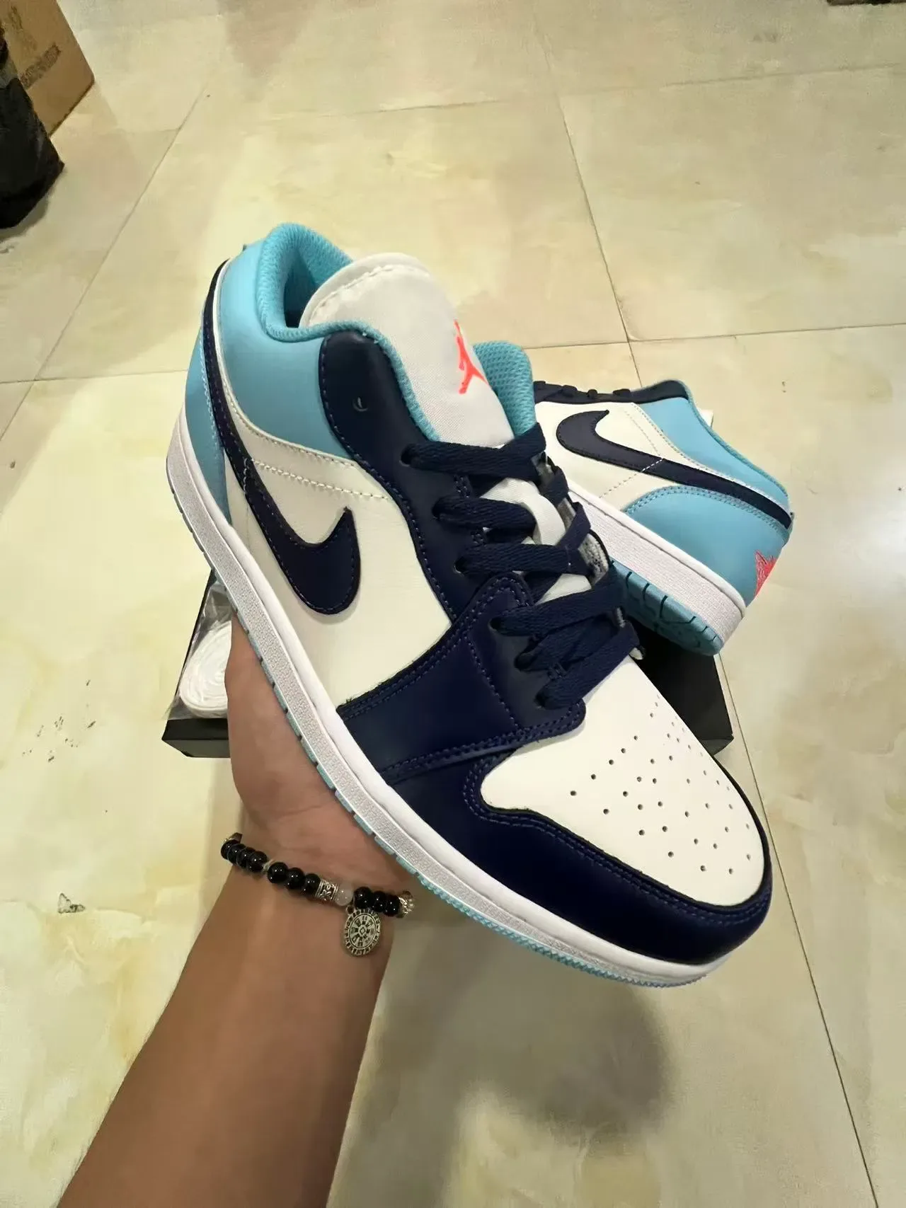 Nike Air Jordan 1 Low bleu clair marine blanc sneakers lifestyle 2