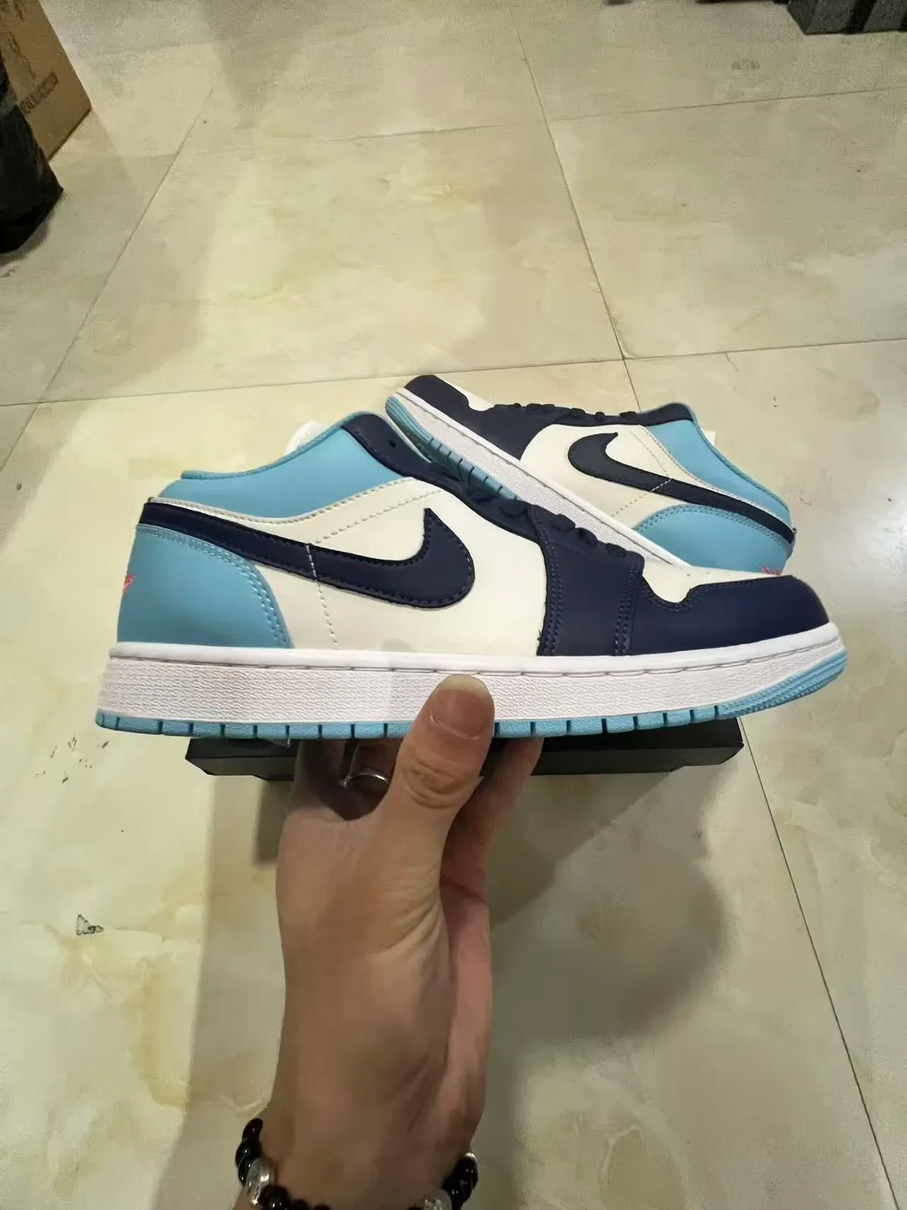Nike Air Jordan 1 Low bleu clair marine blanc sneakers lifestyle 7