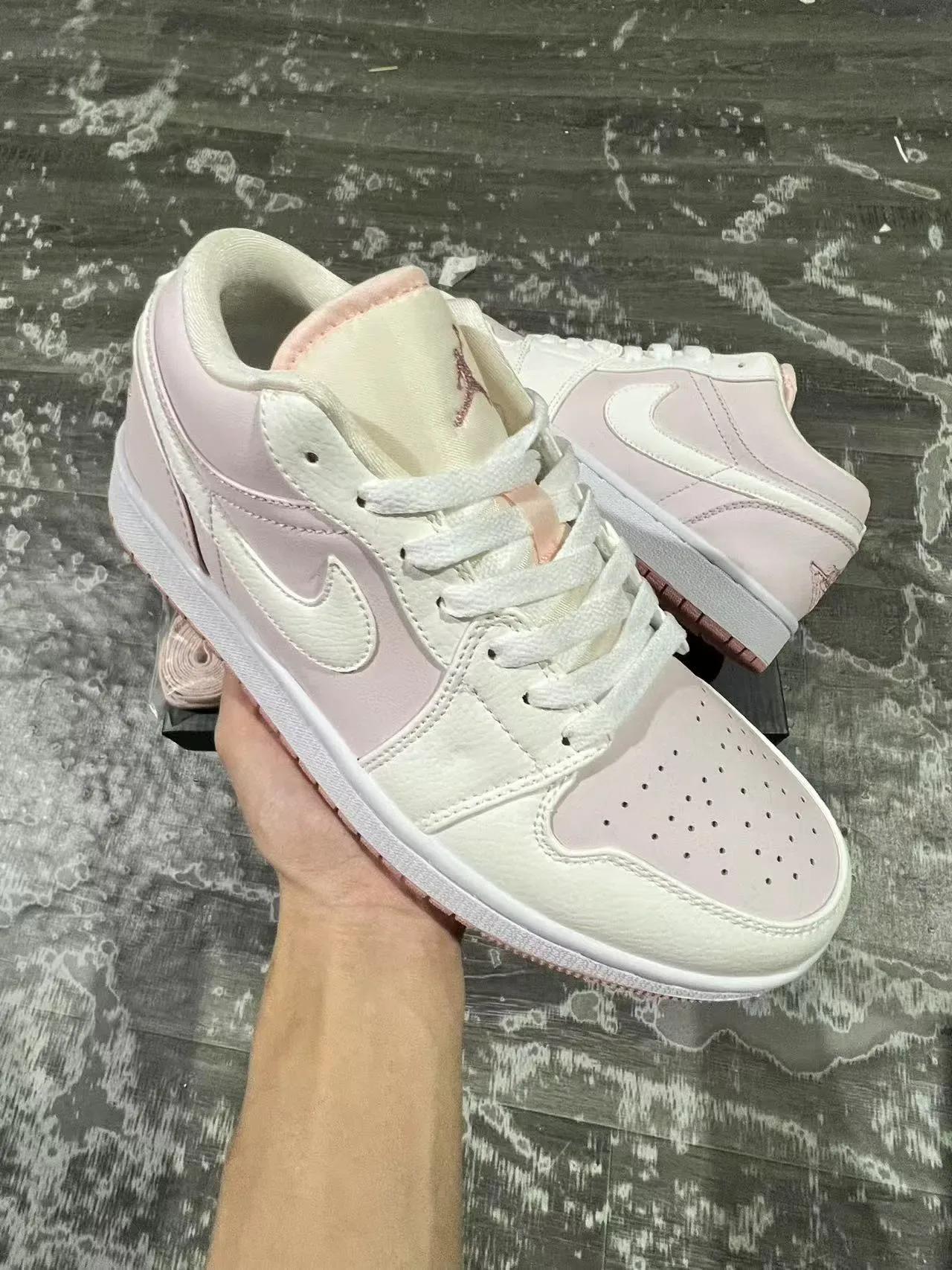 Nike Air Jordan 1 Low Chaussures lifestyle rose et blanc 2