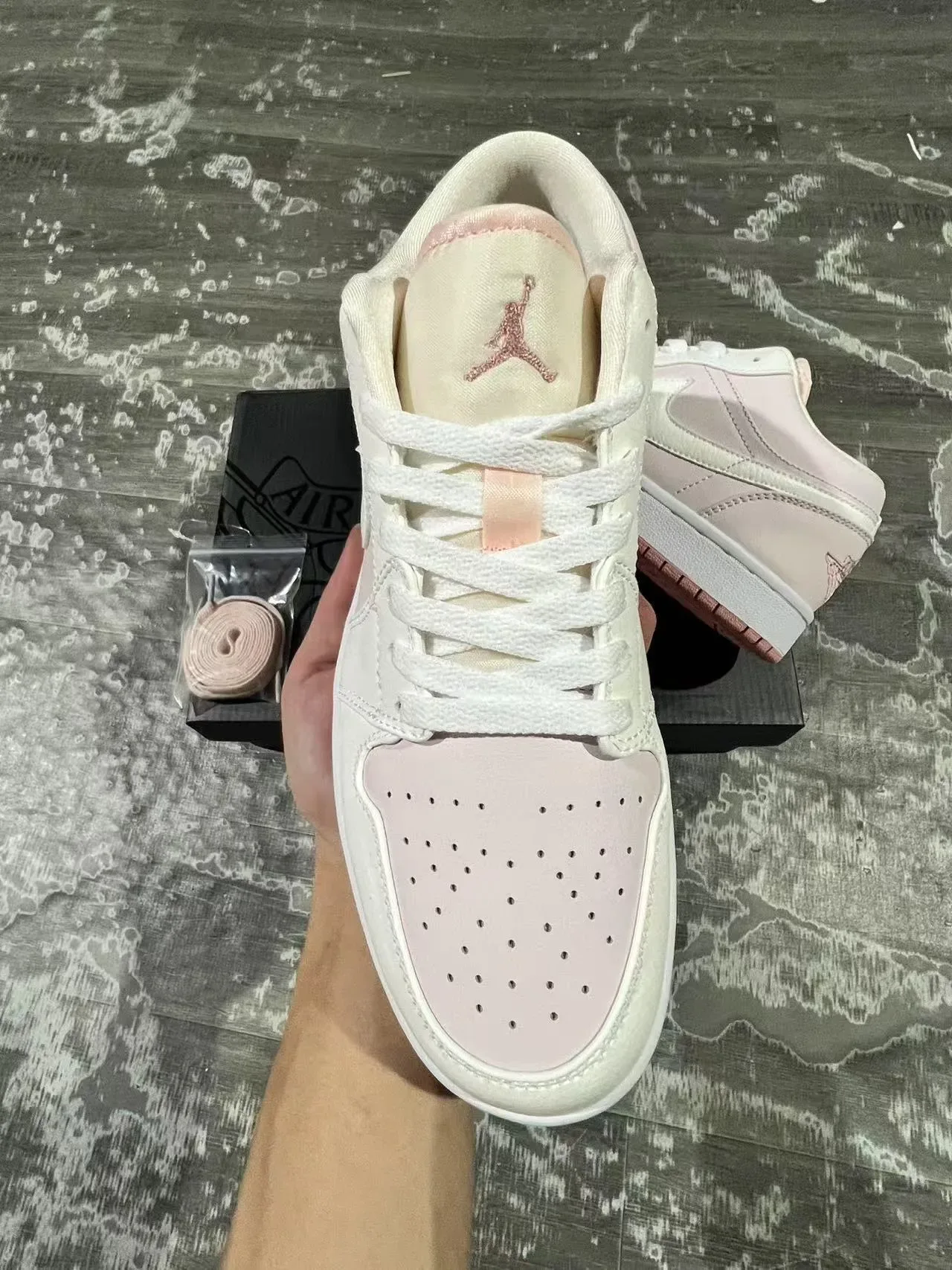 Nike Air Jordan 1 Low Chaussures lifestyle rose et blanc 3