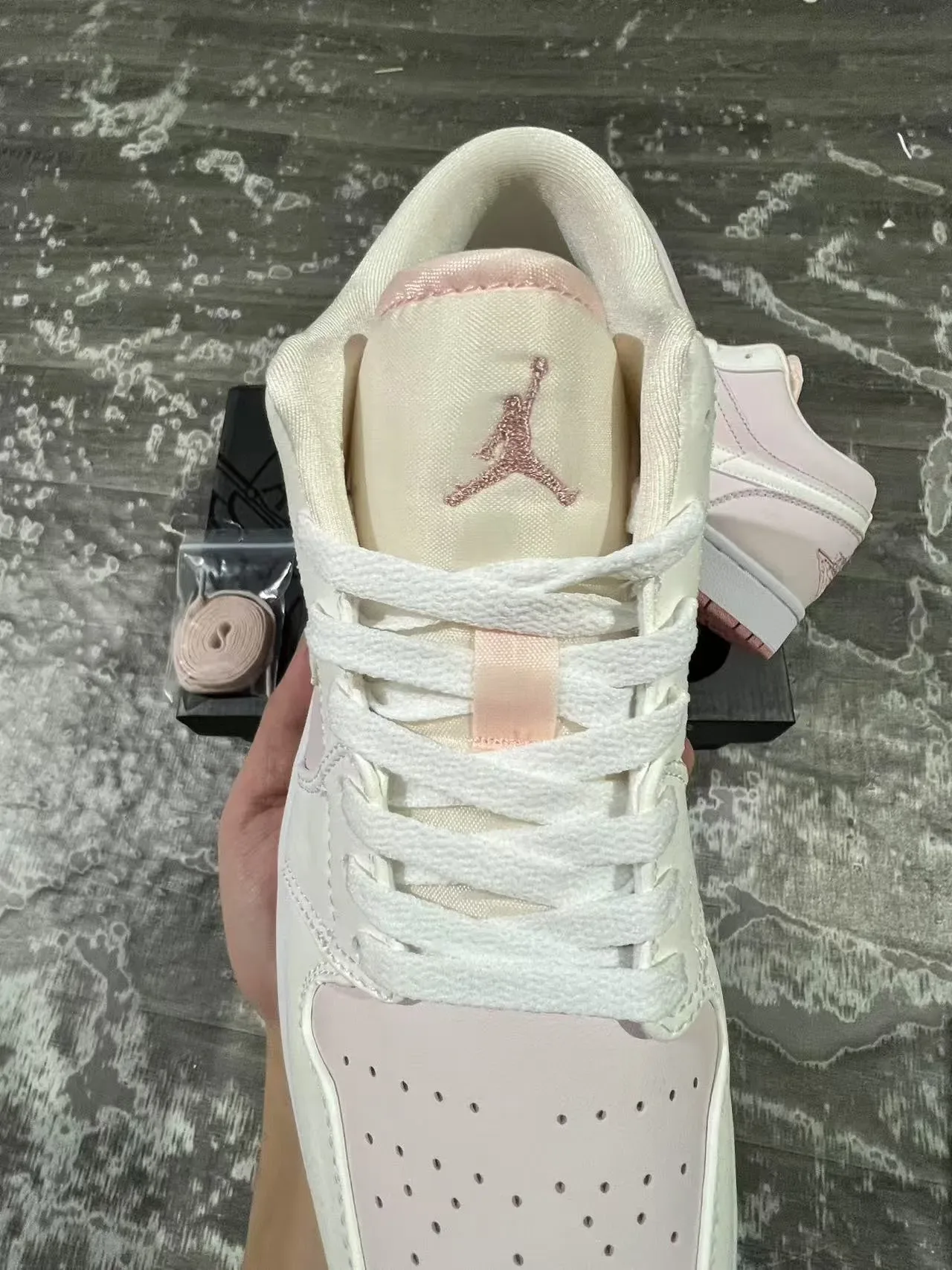 Nike Air Jordan 1 Low Chaussures lifestyle rose et blanc 4