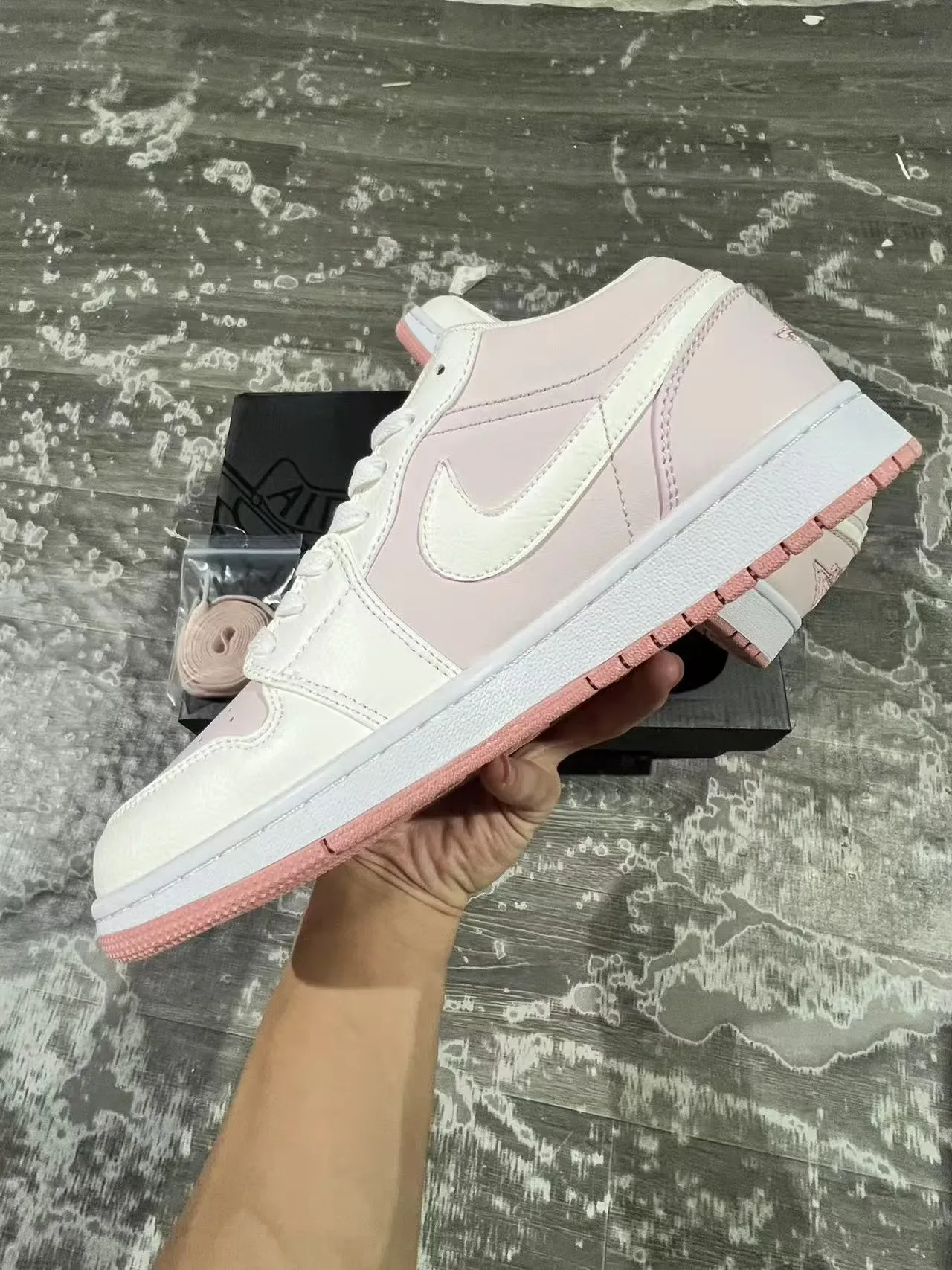 Nike Air Jordan 1 Low Chaussures lifestyle rose et blanc 5