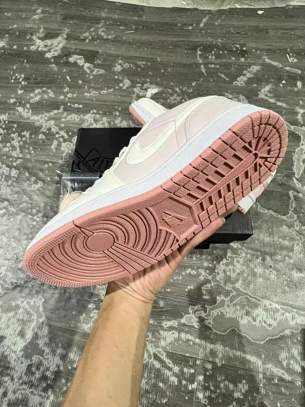 Nike Air Jordan 1 Low Chaussures lifestyle rose et blanc 6