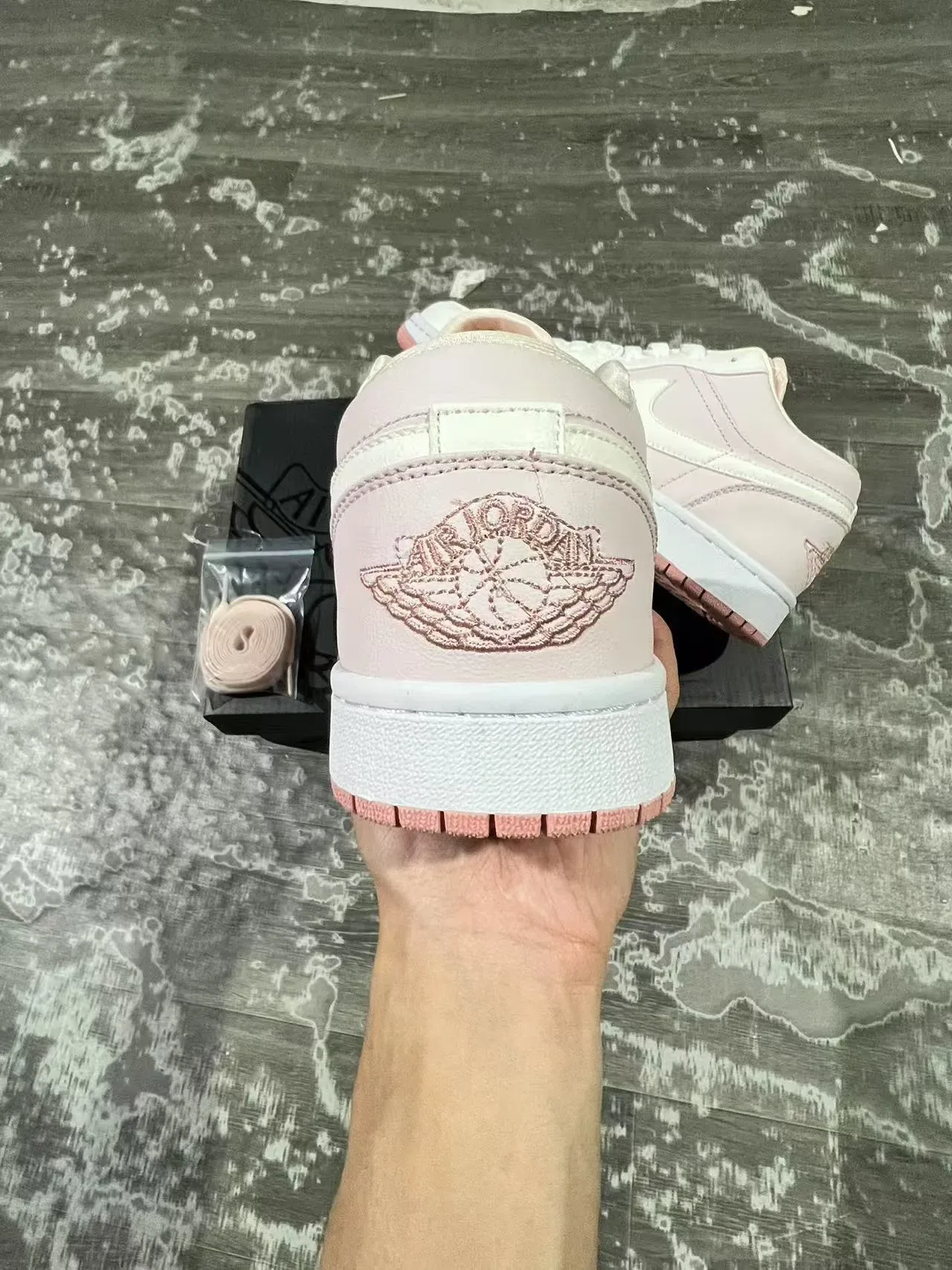 Nike Air Jordan 1 Low Chaussures lifestyle rose et blanc 8