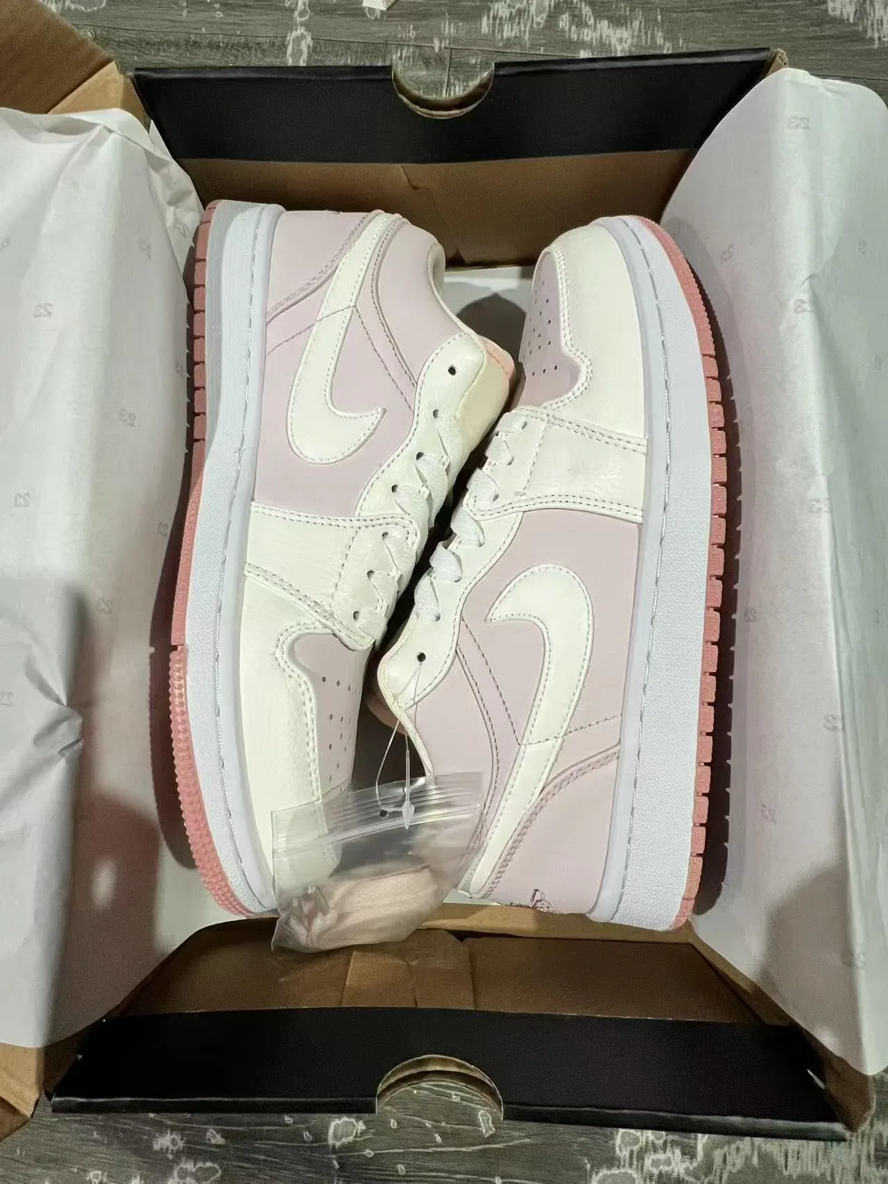 Nike Air Jordan 1 Low Chaussures lifestyle rose et blanc 9