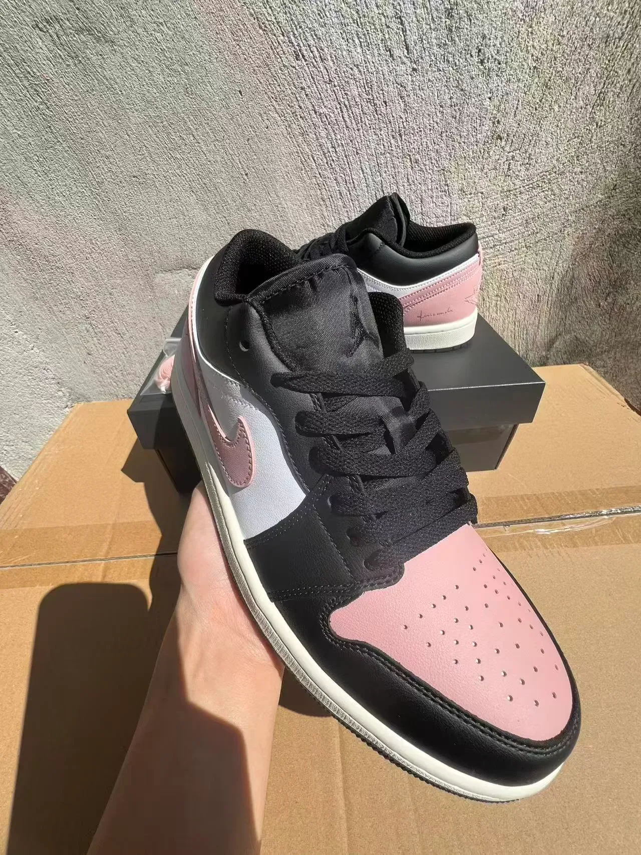 Nike Air Jordan 1 Low Lifestyle Sneakers Rose Noir Blanc 2