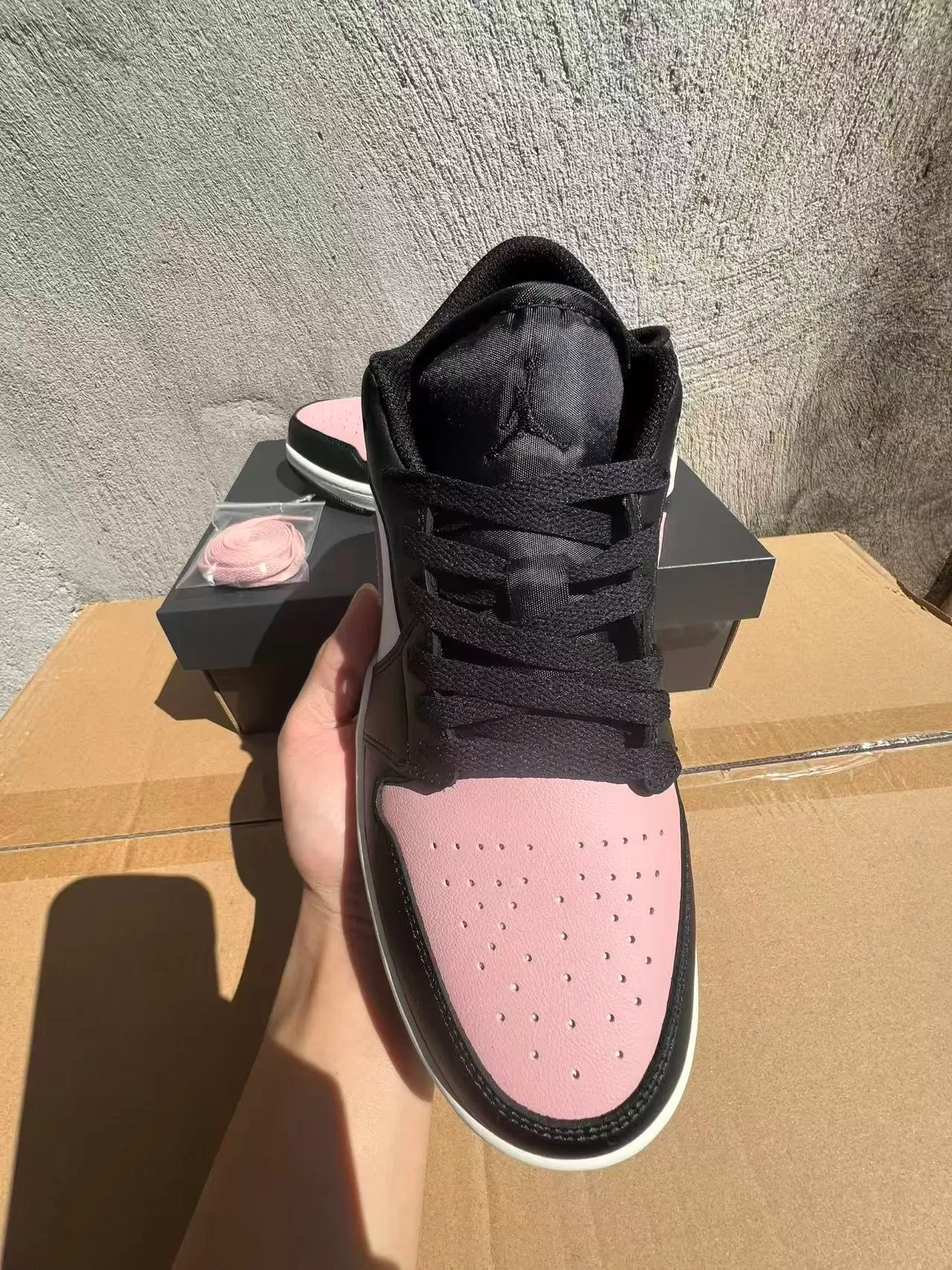 Nike Air Jordan 1 Low Lifestyle Sneakers Rose Noir Blanc 3