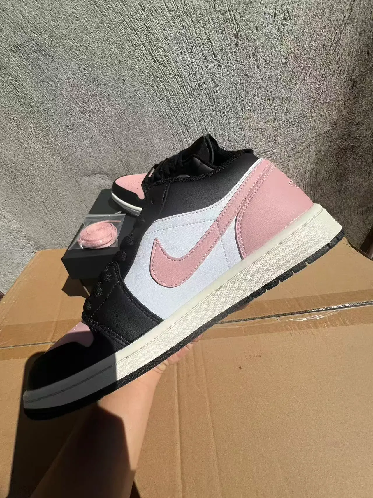 Nike Air Jordan 1 Low Lifestyle Sneakers Rose Noir Blanc 5