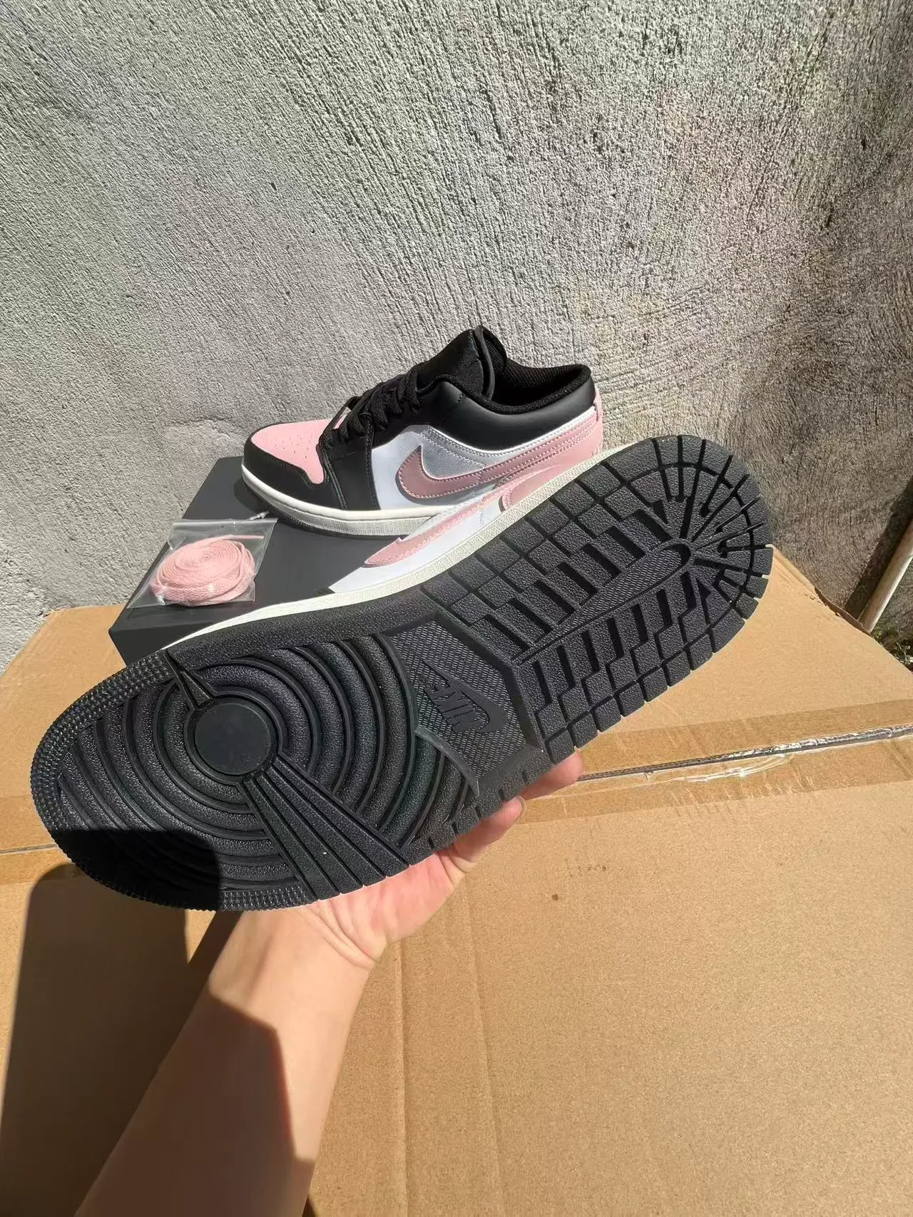 Nike Air Jordan 1 Low Lifestyle Sneakers Rose Noir Blanc 6