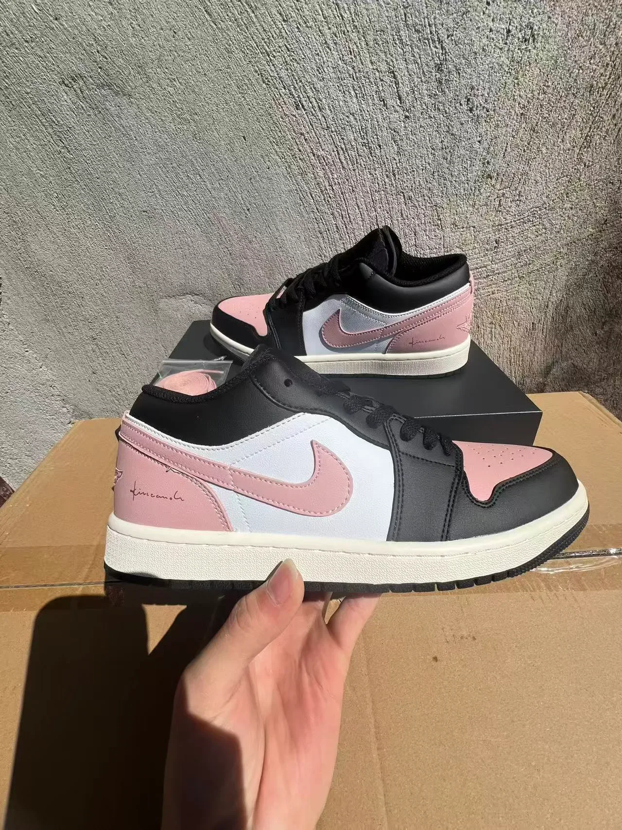 Nike Air Jordan 1 Low Lifestyle Sneakers Rose Noir Blanc 7