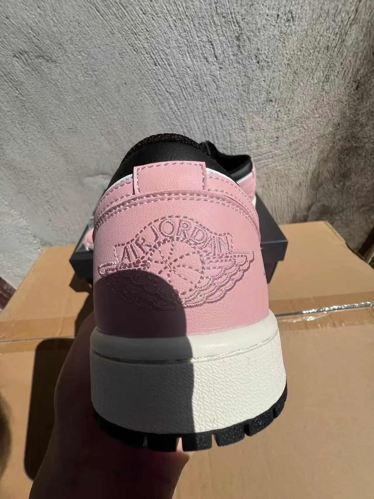 Nike Air Jordan 1 Low Lifestyle Sneakers Rose Noir Blanc 8