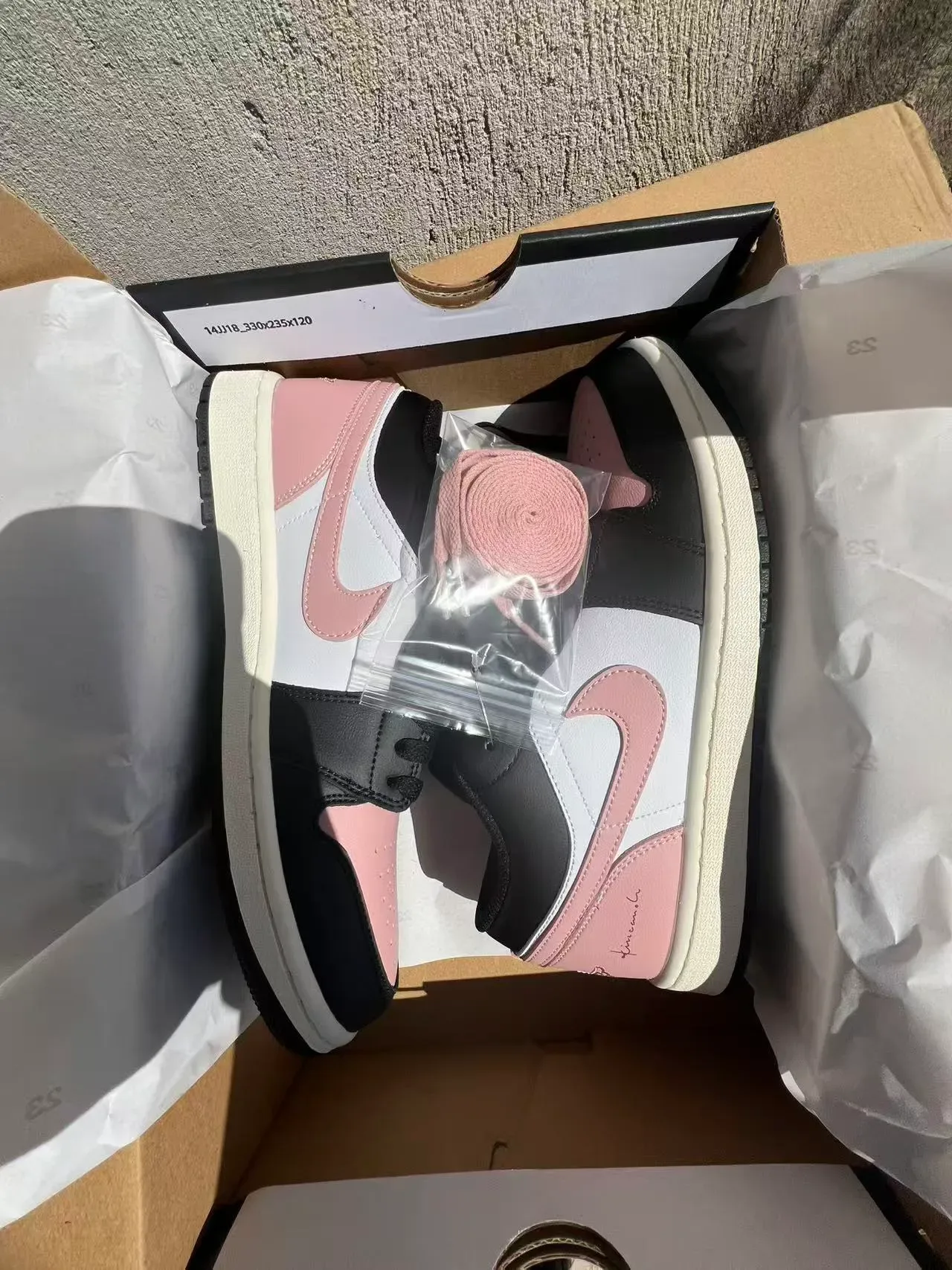 Nike Air Jordan 1 Low Lifestyle Sneakers Rose Noir Blanc 9