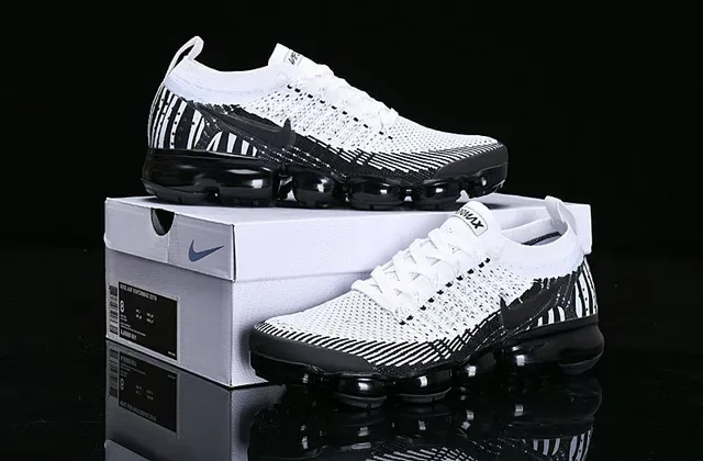 نایک Air VaporMax Flyknit أبيض وأسود سنيكرز لايف ستايل 10
