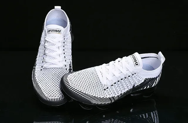 نایک Air VaporMax Flyknit أبيض وأسود سنيكرز لايف ستايل 11