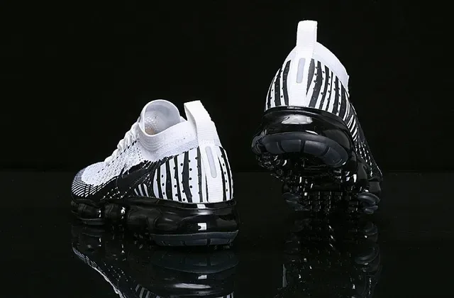 نایک Air VaporMax Flyknit أبيض وأسود سنيكرز لايف ستايل 12
