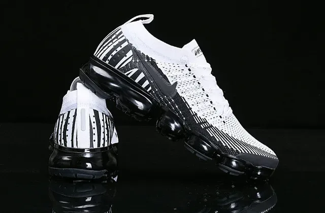 نایک Air VaporMax Flyknit أبيض وأسود سنيكرز لايف ستايل 13