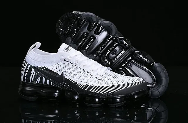 نایک Air VaporMax Flyknit أبيض وأسود سنيكرز لايف ستايل 15
