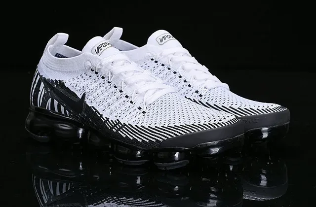 نایک Air VaporMax Flyknit أبيض وأسود سنيكرز لايف ستايل 16