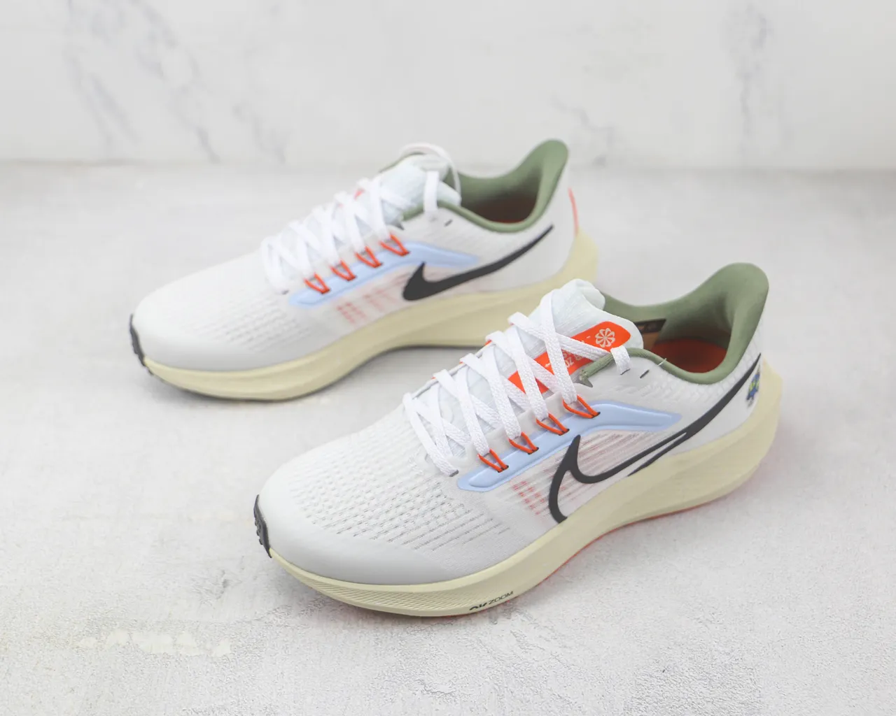Nike Air Zoom Pegasus zapatillas blancas naranjas crema para correr 4
