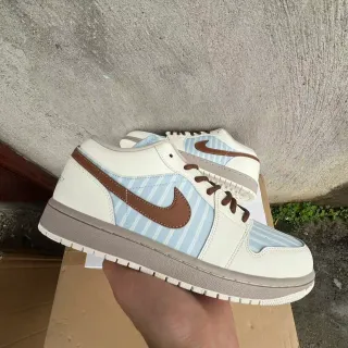 Nike Beige Blue Low-Top Panelled Upper Lifestyle Sneakers