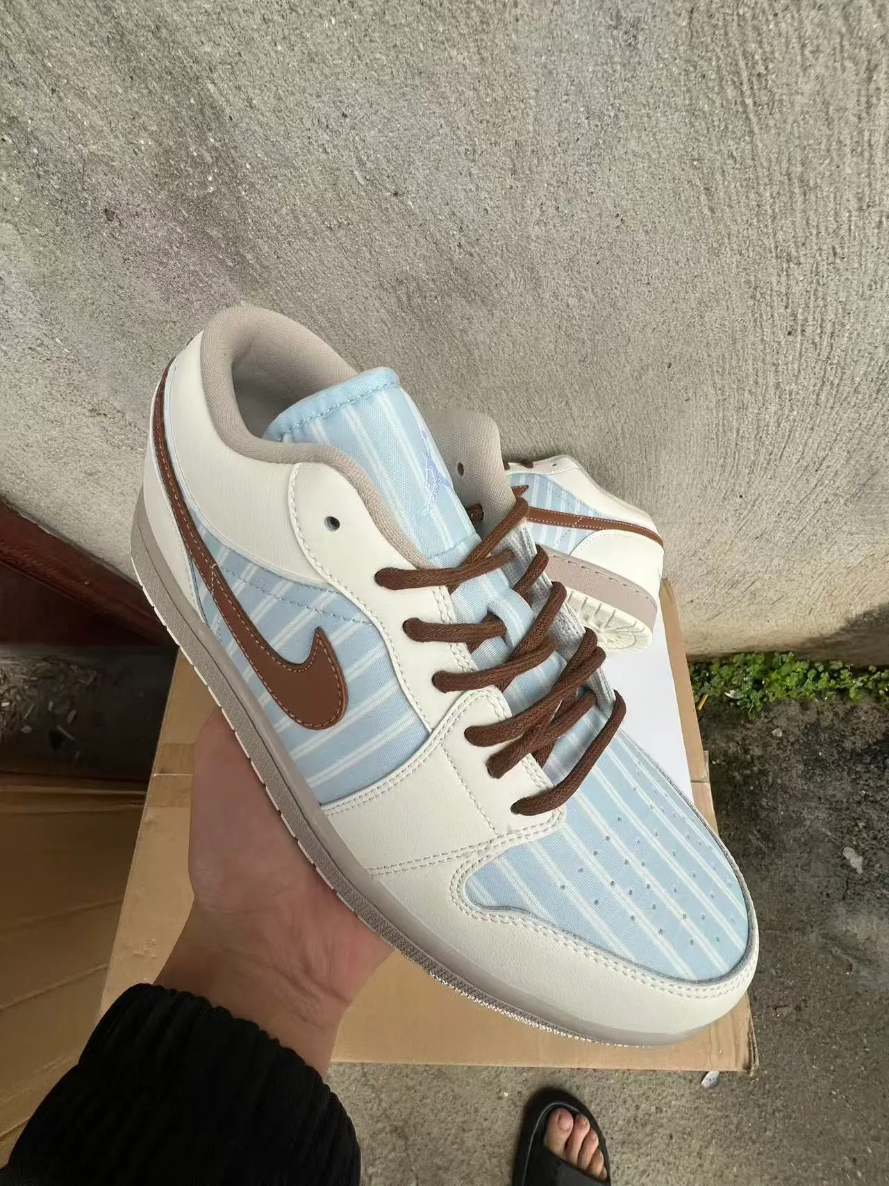 Nike Beige Blue Low-Top Panelled Upper Lifestyle Sneakers 2