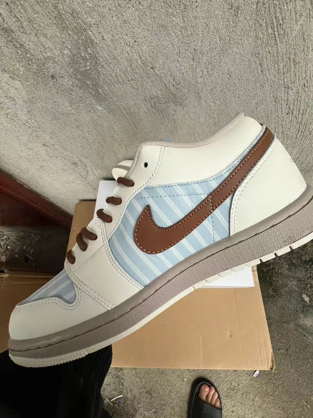 Nike Beige Blue Low-Top Panelled Upper Lifestyle Sneakers 4