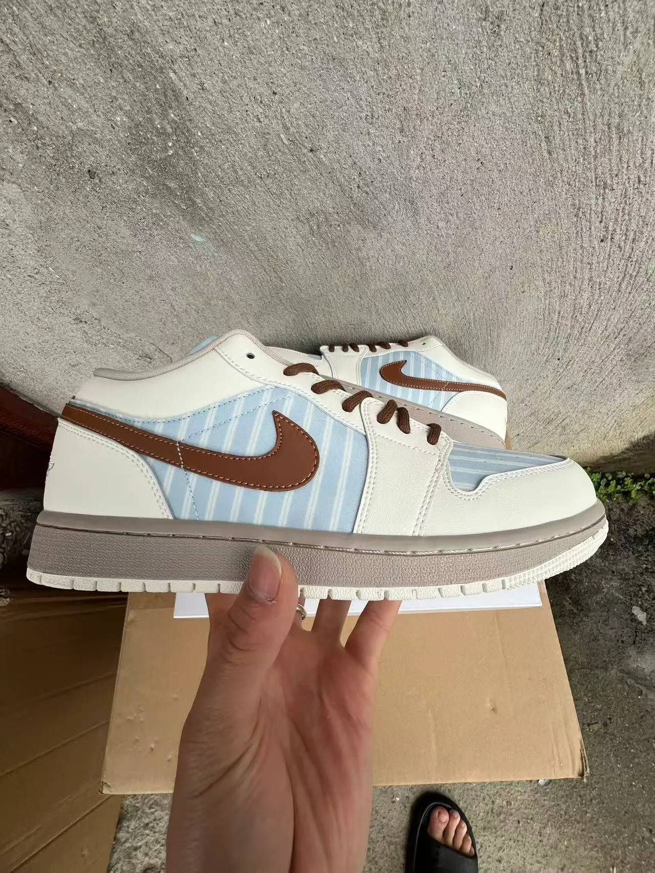 Nike Beige Blue Low-Top Panelled Upper Lifestyle Sneakers 5