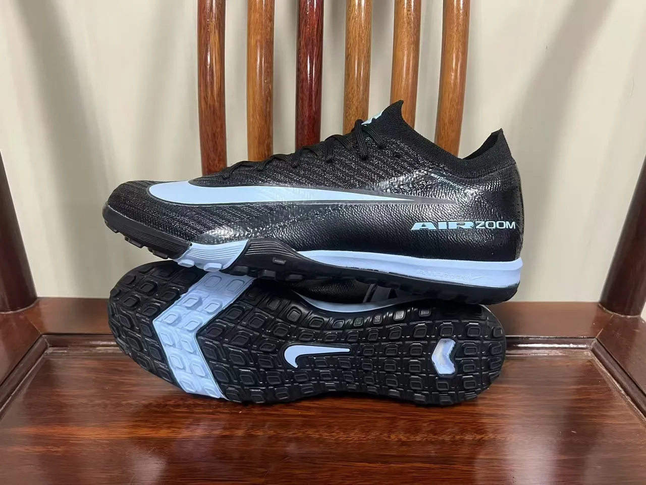 Nike Chaussures de football turf noir et bleu avec tige en tricot et lacets intégrés 7