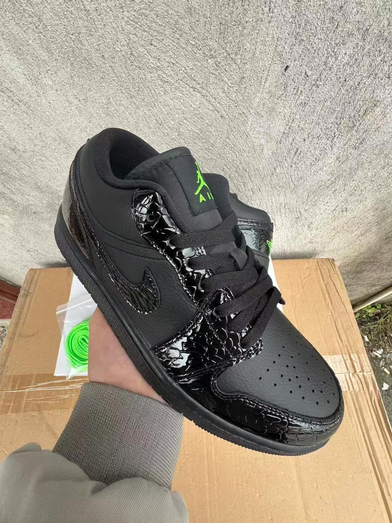 Nike Black Green Leather Upper Glossy Patent Overlays Lifestyle Sneakers 2
