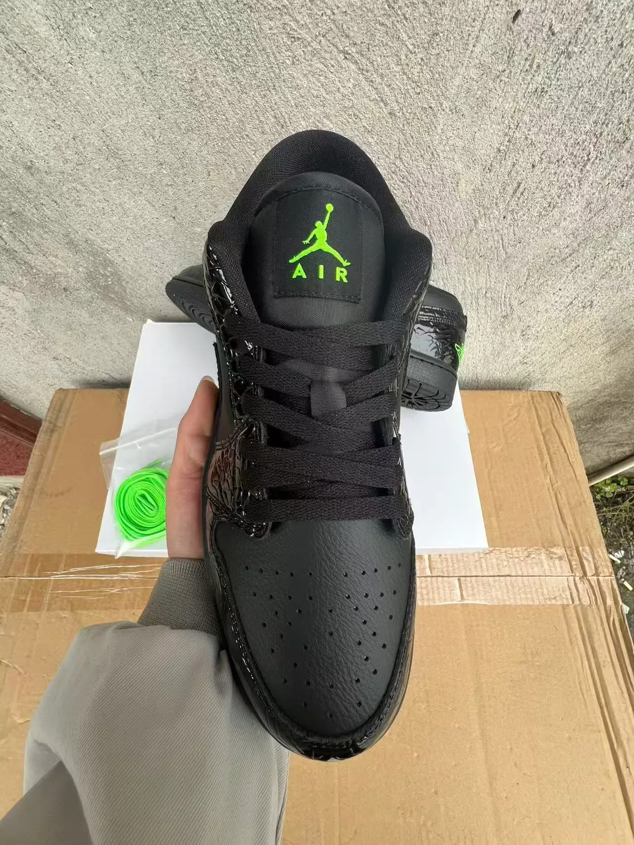 Nike Black Green Leather Upper Glossy Patent Overlays Lifestyle Sneakers 3