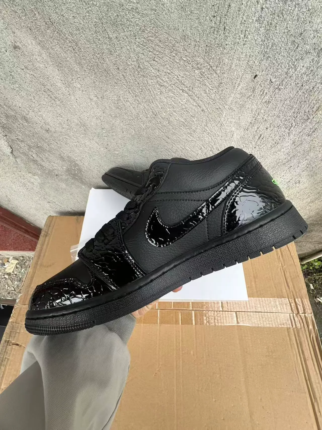 Nike Black Green Leather Upper Glossy Patent Overlays Lifestyle Sneakers 5