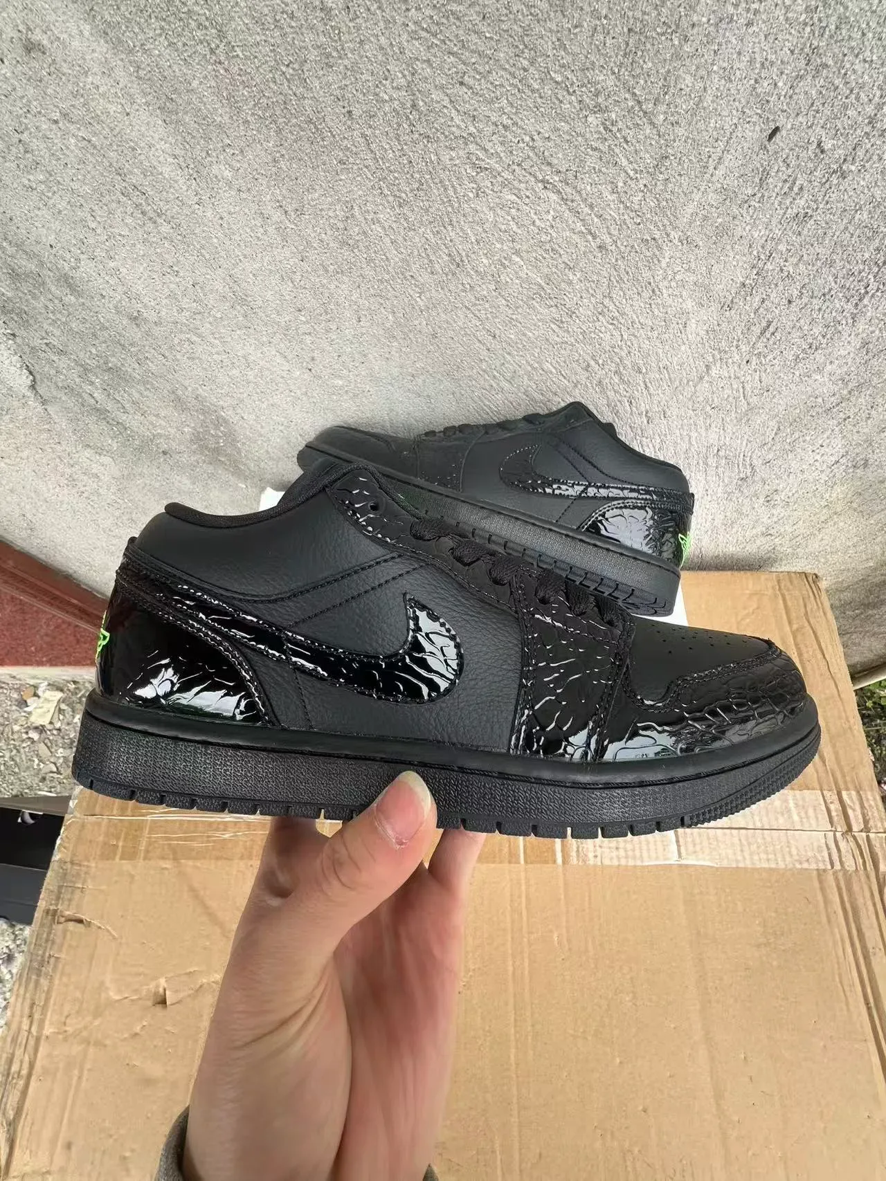 Nike Black Green Leather Upper Glossy Patent Overlays Lifestyle Sneakers 7