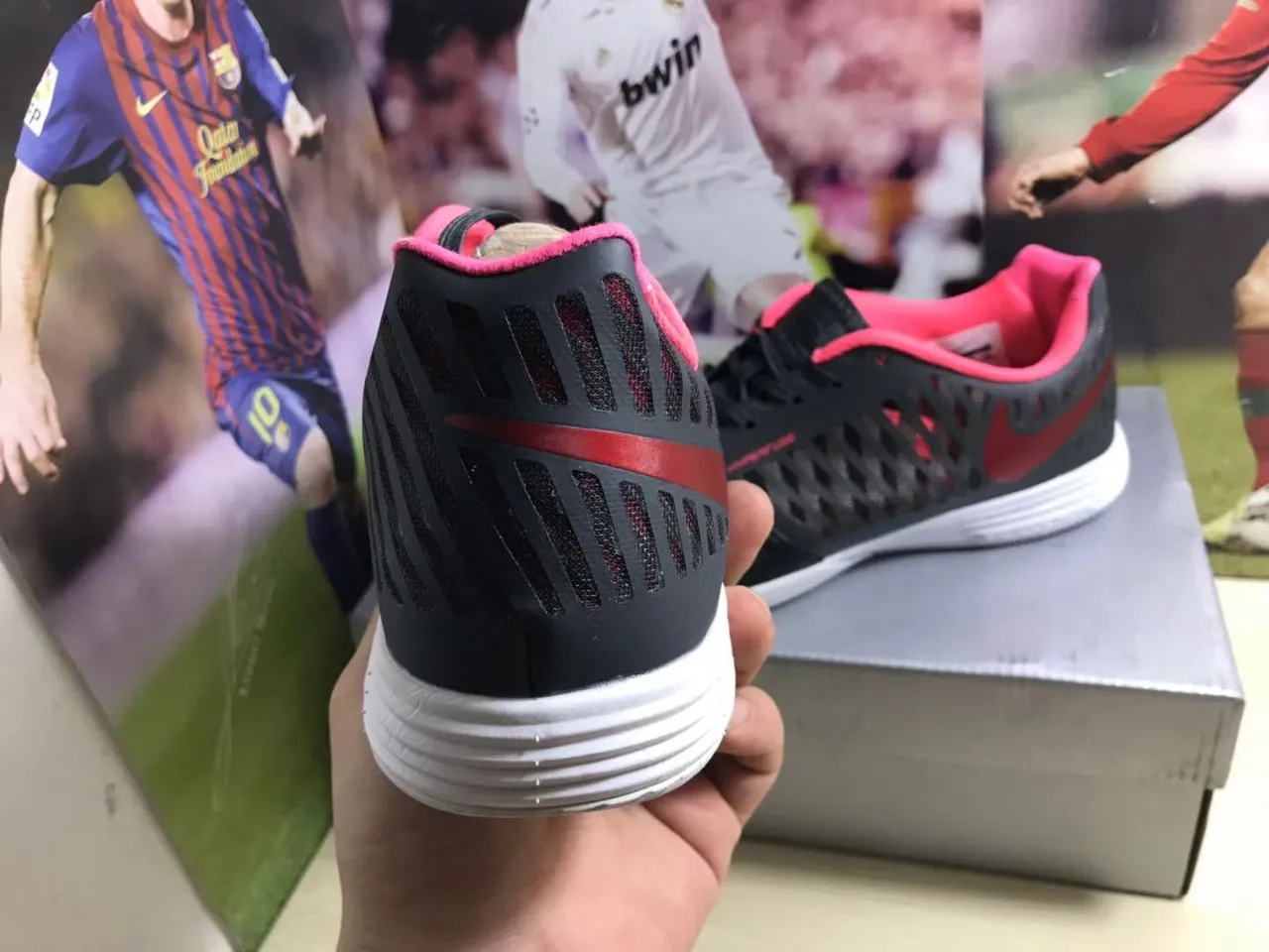 Nike Chaussures de soccer indoor noires et roses avec boîte à orteils matelassée perforée en synthétique 2