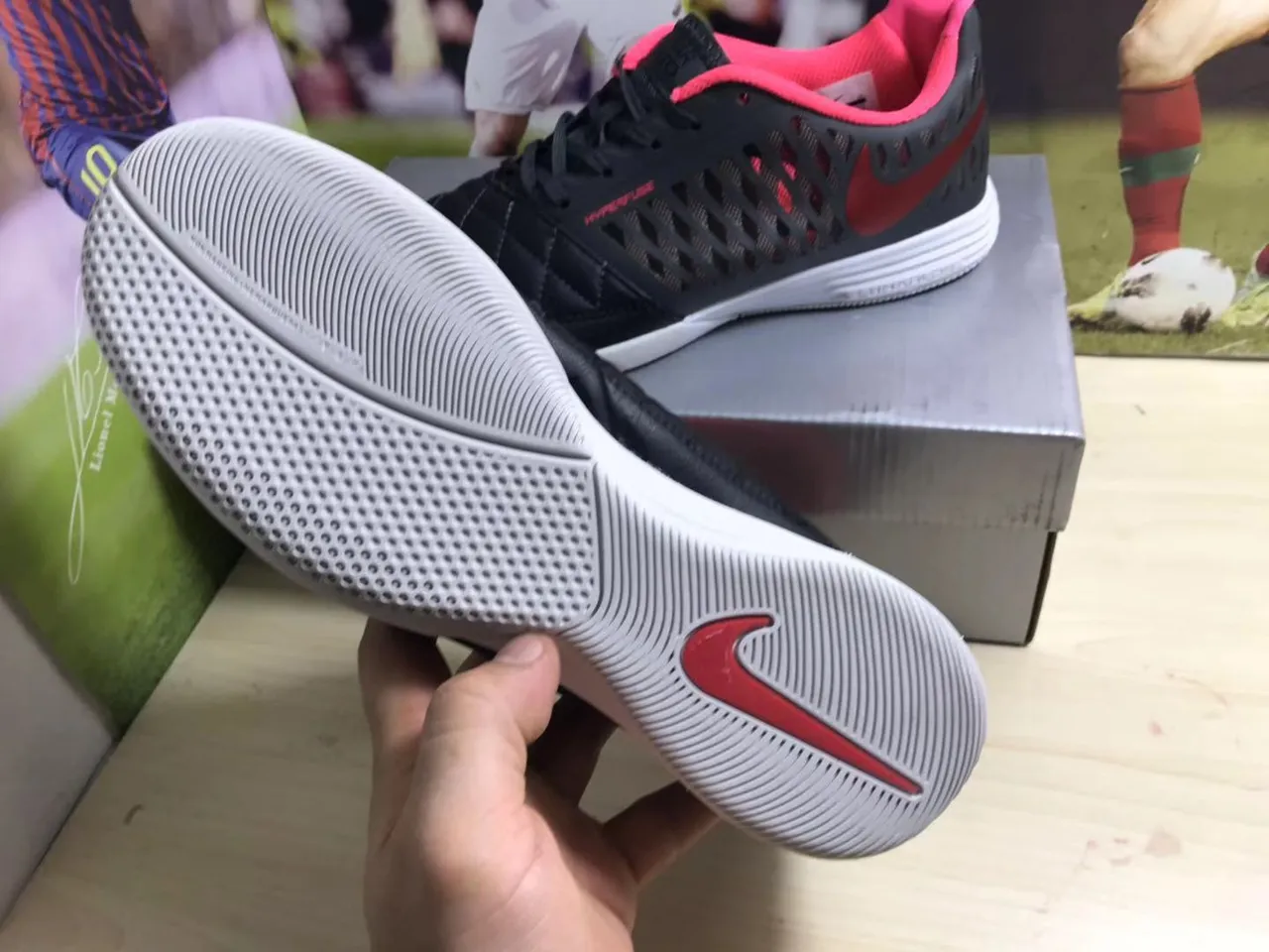 Nike Chaussures de soccer indoor noires et roses avec boîte à orteils matelassée perforée en synthétique 3