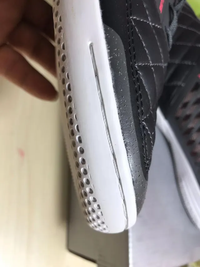 Nike Chaussures de soccer indoor noires et roses avec boîte à orteils matelassée perforée en synthétique 4