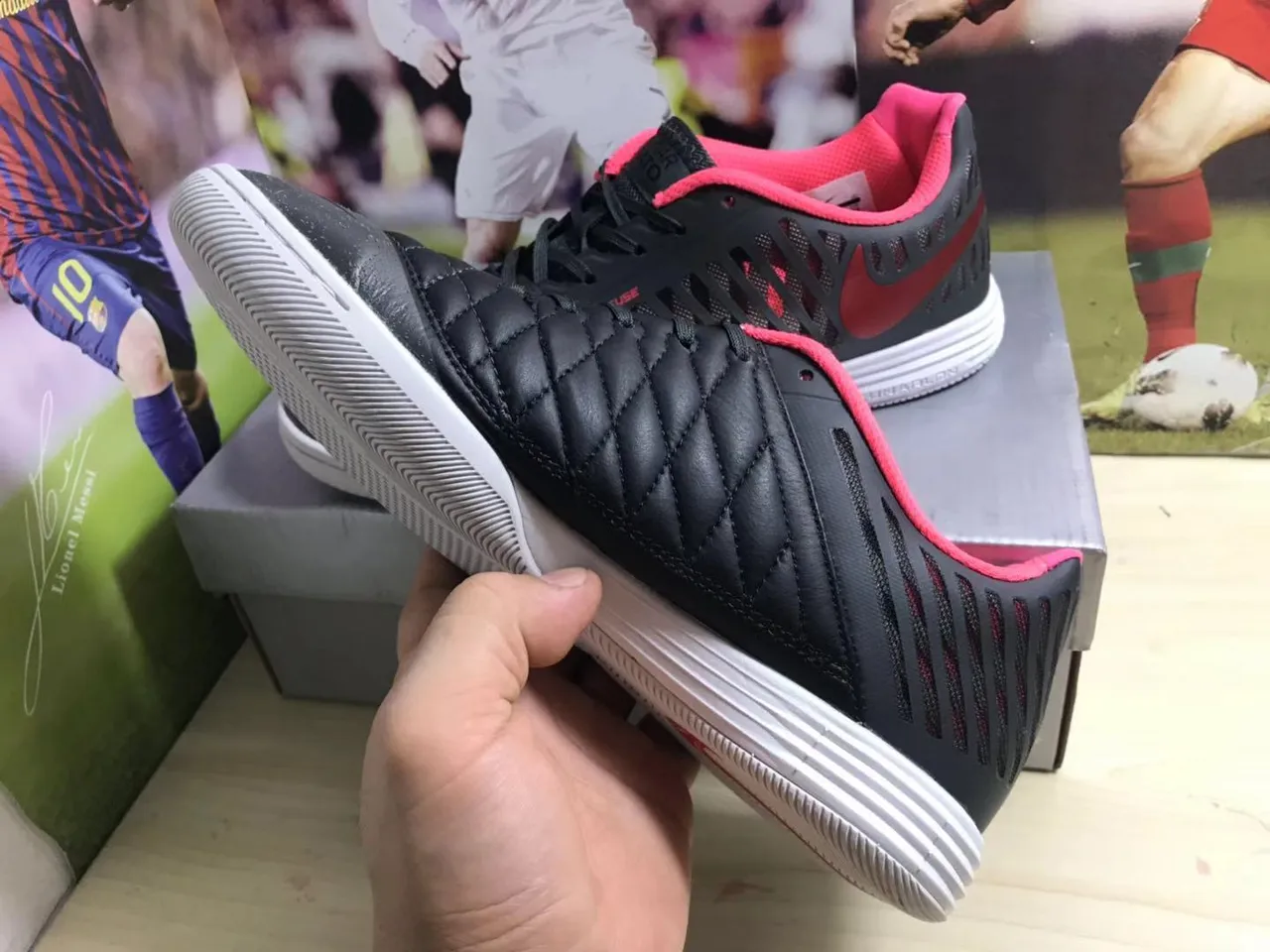 Nike Chaussures de soccer indoor noires et roses avec boîte à orteils matelassée perforée en synthétique 5