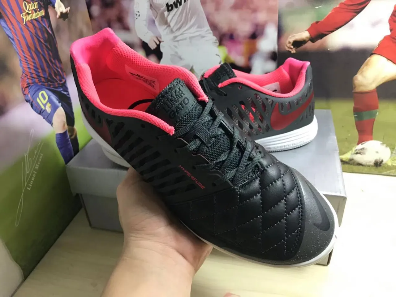 Nike Chaussures de soccer indoor noires et roses avec boîte à orteils matelassée perforée en synthétique 6