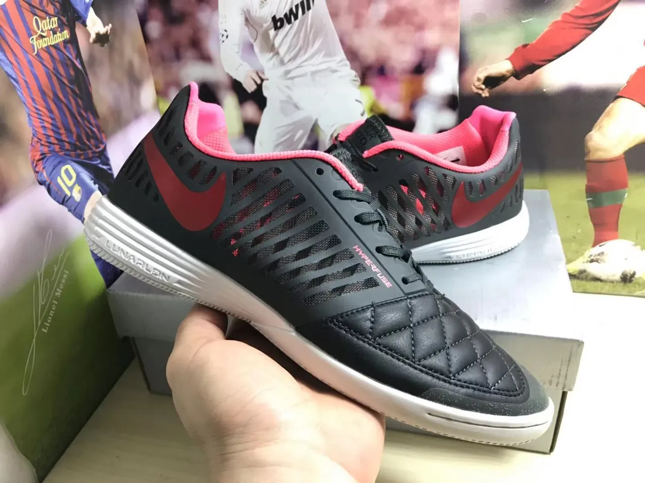 Nike Chaussures de soccer indoor noires et roses avec boîte à orteils matelassée perforée en synthétique 7