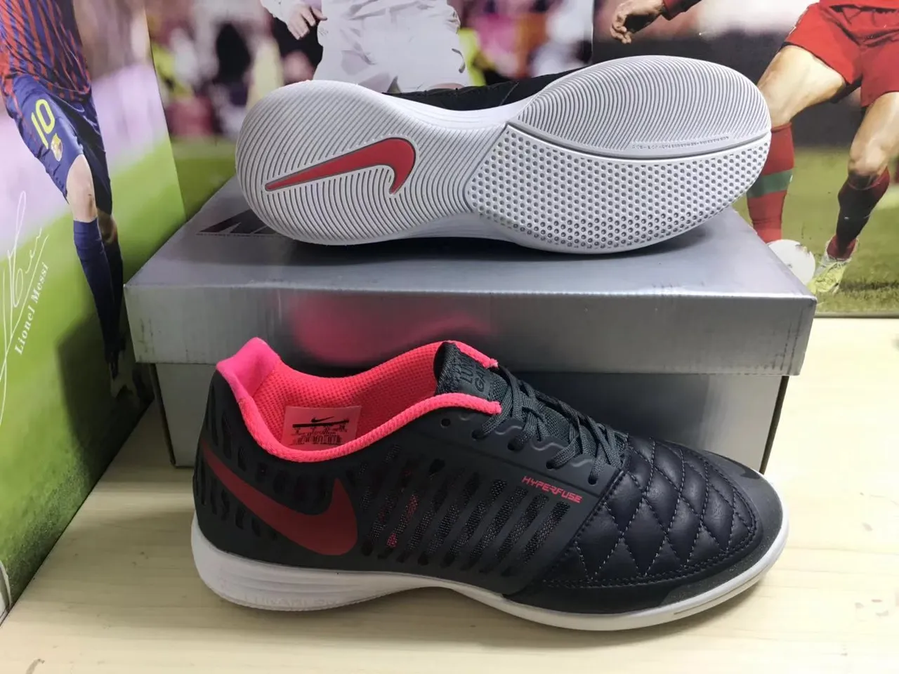 Nike Chaussures de soccer indoor noires et roses avec boîte à orteils matelassée perforée en synthétique 8