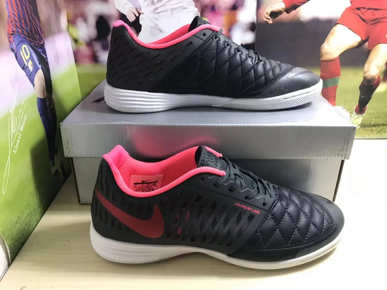 Nike Chaussures de soccer indoor noires et roses avec boîte à orteils matelassée perforée en synthétique 9