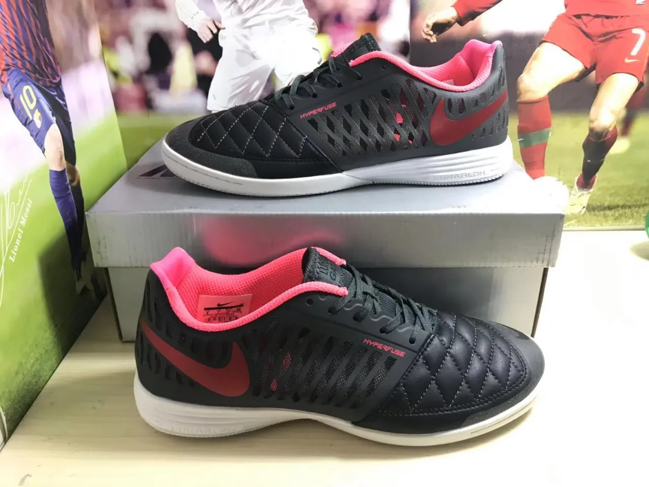 Nike Chaussures de soccer indoor noires et roses avec boîte à orteils matelassée perforée en synthétique 10