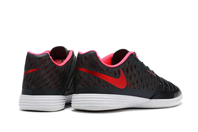 Nike Chaussures de soccer indoor noires et roses avec boîte à orteils matelassée perforée en synthétique 11