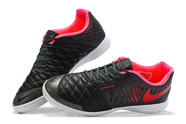 Nike Chaussures de soccer indoor noires et roses avec boîte à orteils matelassée perforée en synthétique 13