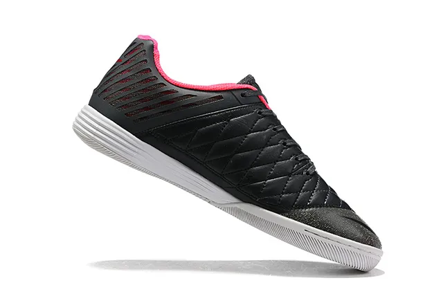 Nike Chaussures de soccer indoor noires et roses avec boîte à orteils matelassée perforée en synthétique 14