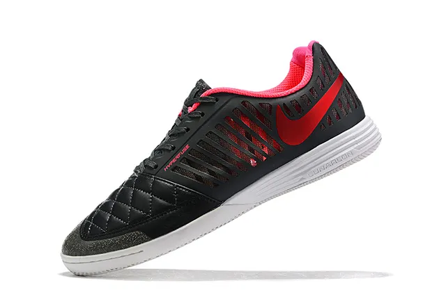 Nike Chaussures de soccer indoor noires et roses avec boîte à orteils matelassée perforée en synthétique 15