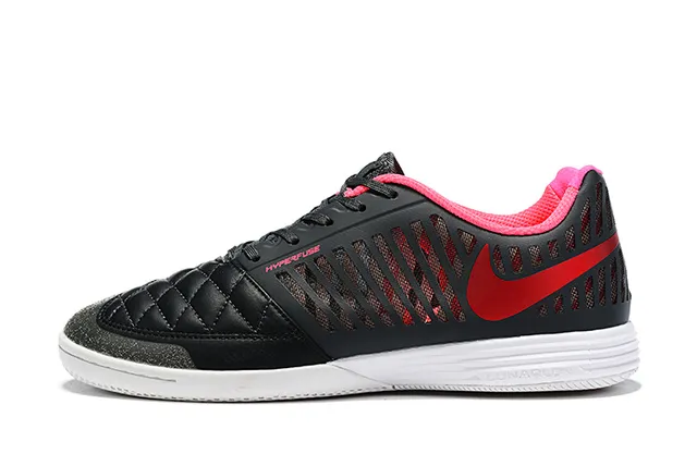 Nike Chaussures de soccer indoor noires et roses avec boîte à orteils matelassée perforée en synthétique 16