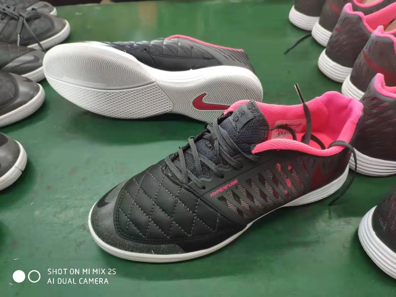 Nike Chaussures de soccer indoor noires et roses avec boîte à orteils matelassée perforée en synthétique 17