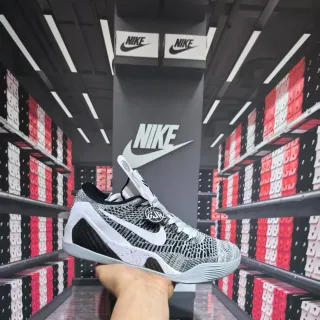Nike Black White Flyknit Upper Carbon Fiber Heel Counter Basketball Shoes